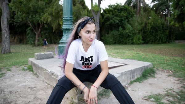 Estudia licenciatura en Gestión del Arte y la Cultura en la Universidad Tres de Febrero (UNTREF) y vive con su familia en Villa del Parque. En su barrio también fue donde creó su primera competencia