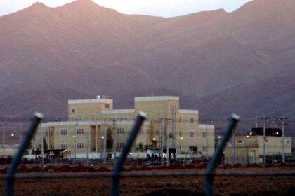 La Agencia de Energía Atómica de Irán (AEAI) informó este jueves de "un incidente" registrado en una zona en construcción de la instalación nuclear de Natanz, en el centro del país, pero negó que haya causado daños humanos o materiales. EFE/Abedin Taherkenarh/Archivo
