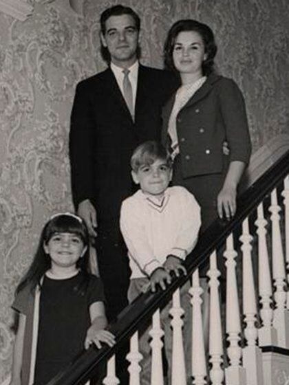 El actor con sus padres -el presentador de talk shows Nick Clooney y la reina de belleza local y concejala Nina Bruce- y su hermana mayor, Adelia