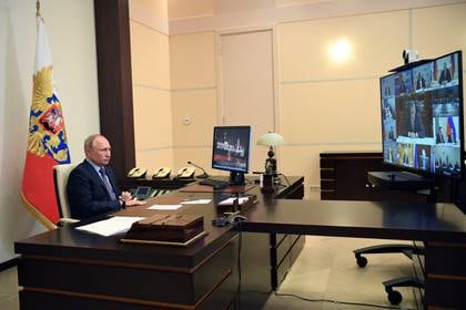 Vladimir Putin participa de una reunión virtual de gobierno. Foto: Sputnik/Alexei Nikolskyi/Kremlin via REUTERS 