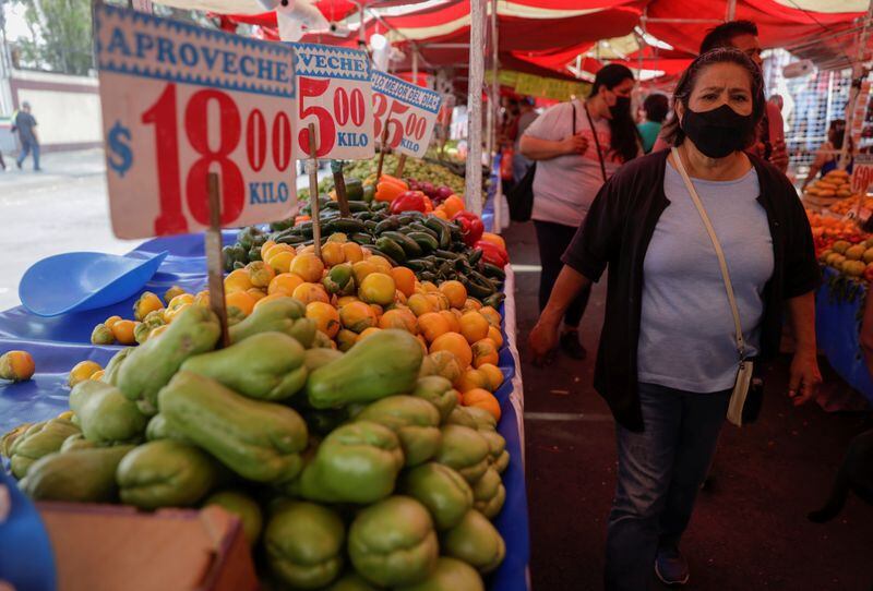 El Inegi informó que en la primera quincena de noviembre la inflación general bajó a 8.14%. REUTERS/Luis Cortés