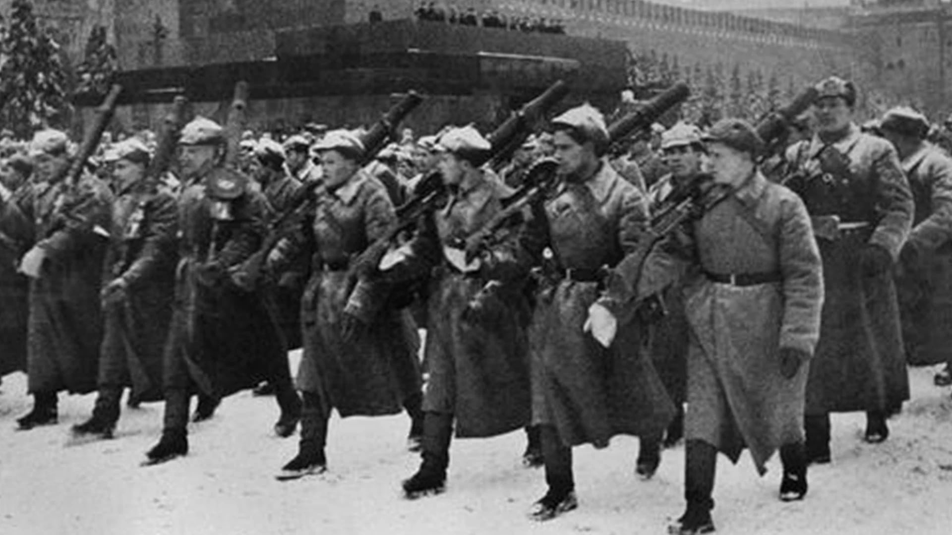 Según el testimonio de sus propios generales, el Ejército Rojo no estaba preparado para hacerle frente a los nazis en 1941 y buscaban dilatar la entrada de la Unión Soviética en la guerra todo lo posible