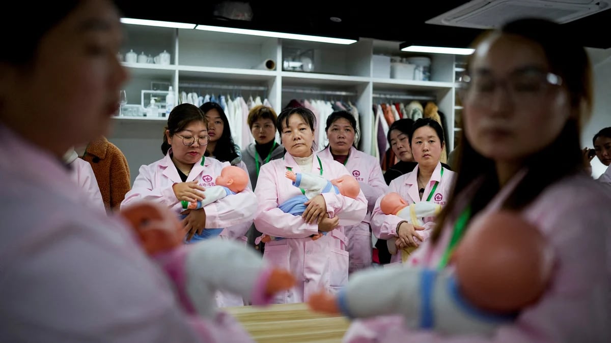 Taxis gratuitos, subsidios y congelación de óvulos gratis: los beneficios que ofrece China para las madres