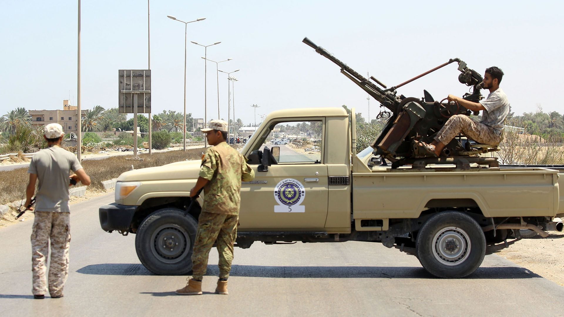 Un “technical”, un vehículo civil adaptado con armamento militar, en Libia (AFP)