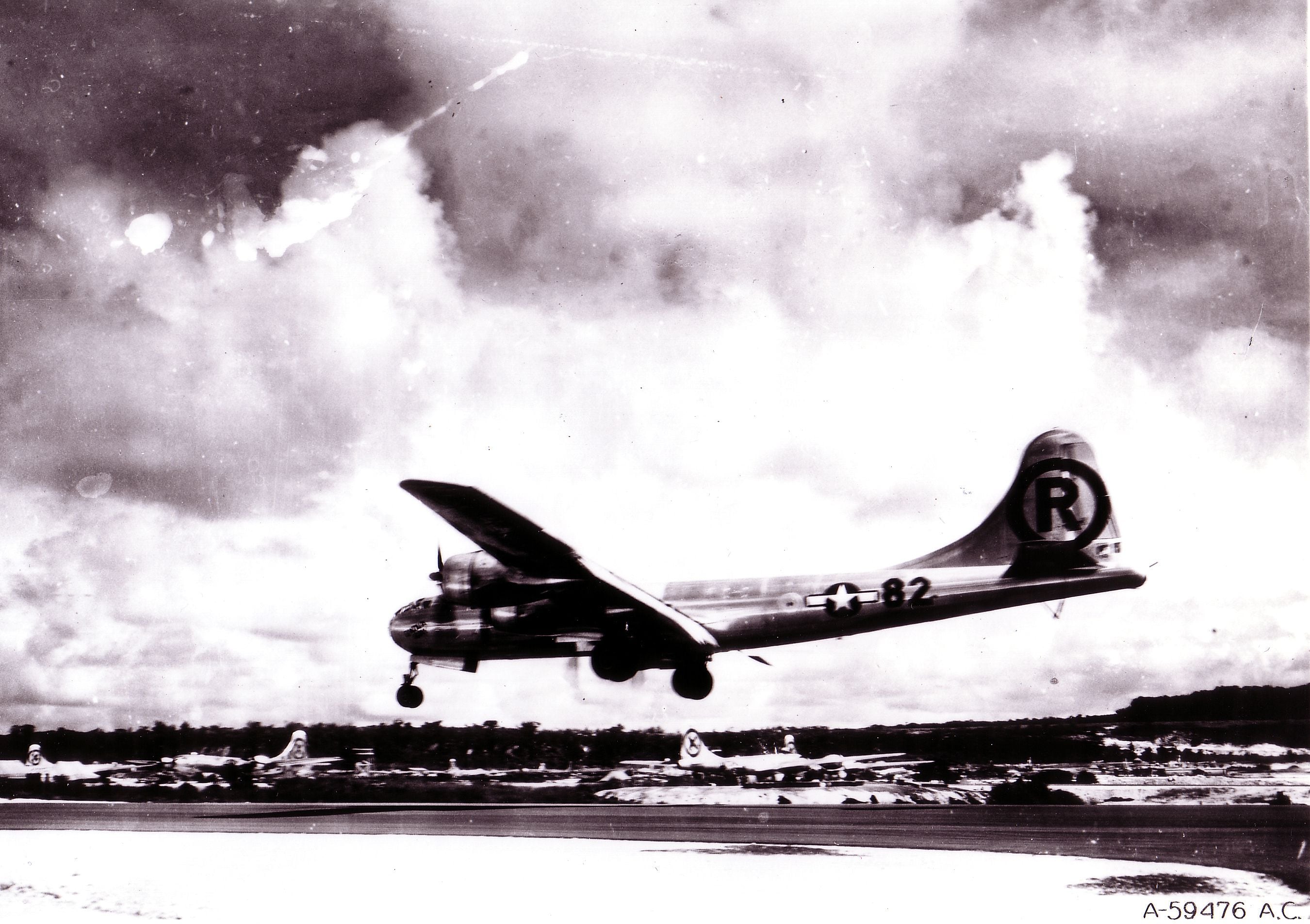 El bombardero Boeing B-29 "Enola Gay" aterriza en las Islas Marianas después del ataque nuclear sobre Hiroshima (U.S. Air Force/REUTERS/Archivo)