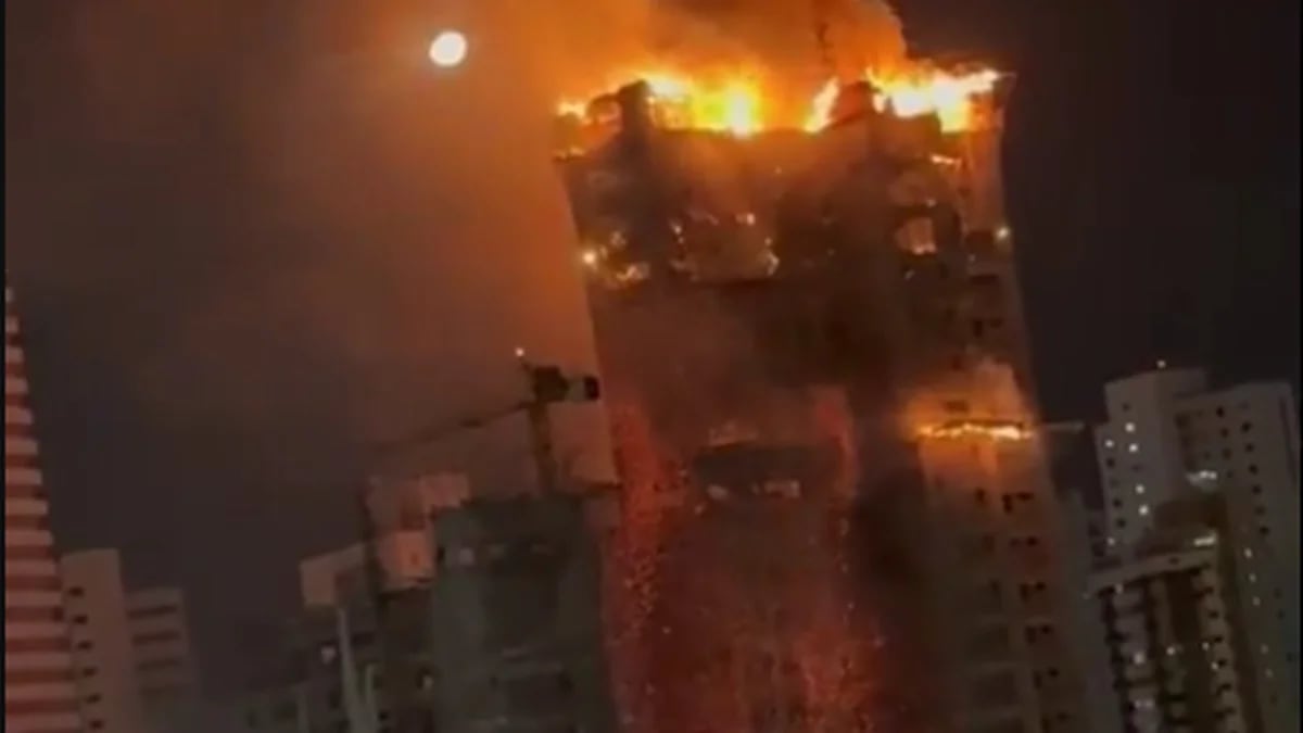 Un voraz incendio se desató en un edificio en construcción en el noreste de Brasil: no se reportan heridos