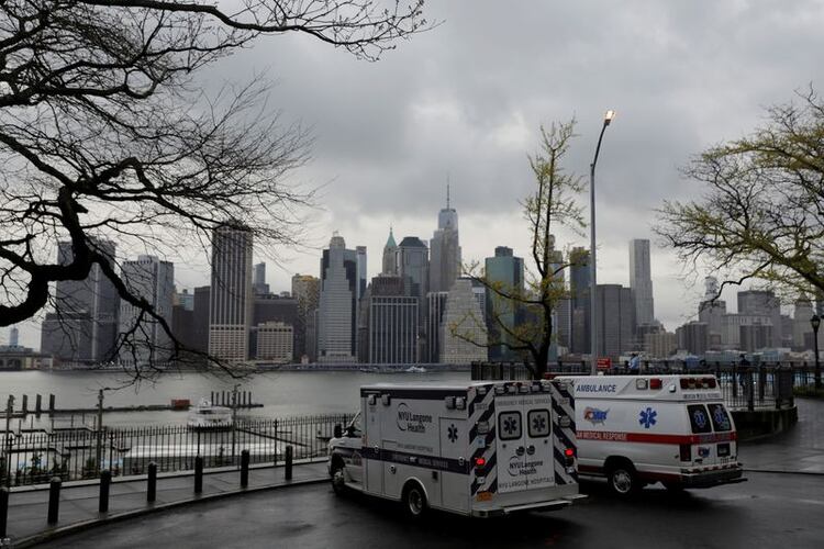 Ambulancias aparcadas en Manhattan durante el brote de coronavirus en Nueva York. Estados Unidos, 24 de abril de 2020. REUTERS/Andrew Kelly
