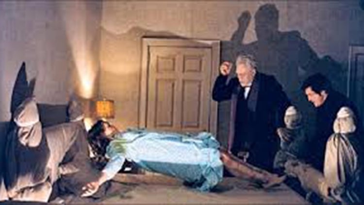 El Padre Merrin y el Padre Karras durante el exorcismo (Capturas de video)