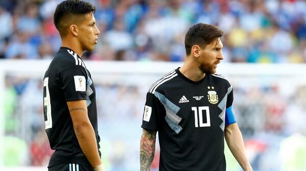 Maximiliano Meza y Lionel Messi, jugadores de la Selección Argentina (REUTERS)