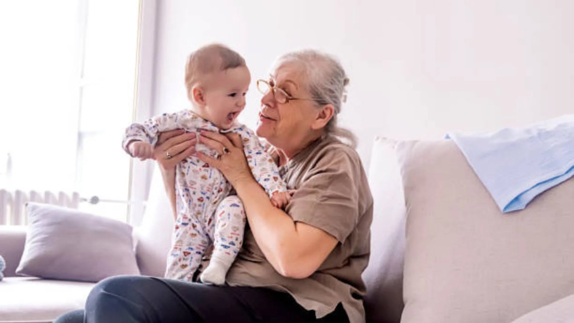 Una abuela pide 20 dólares por hora para cuidar a su nieto y despertó el debate en las redes.