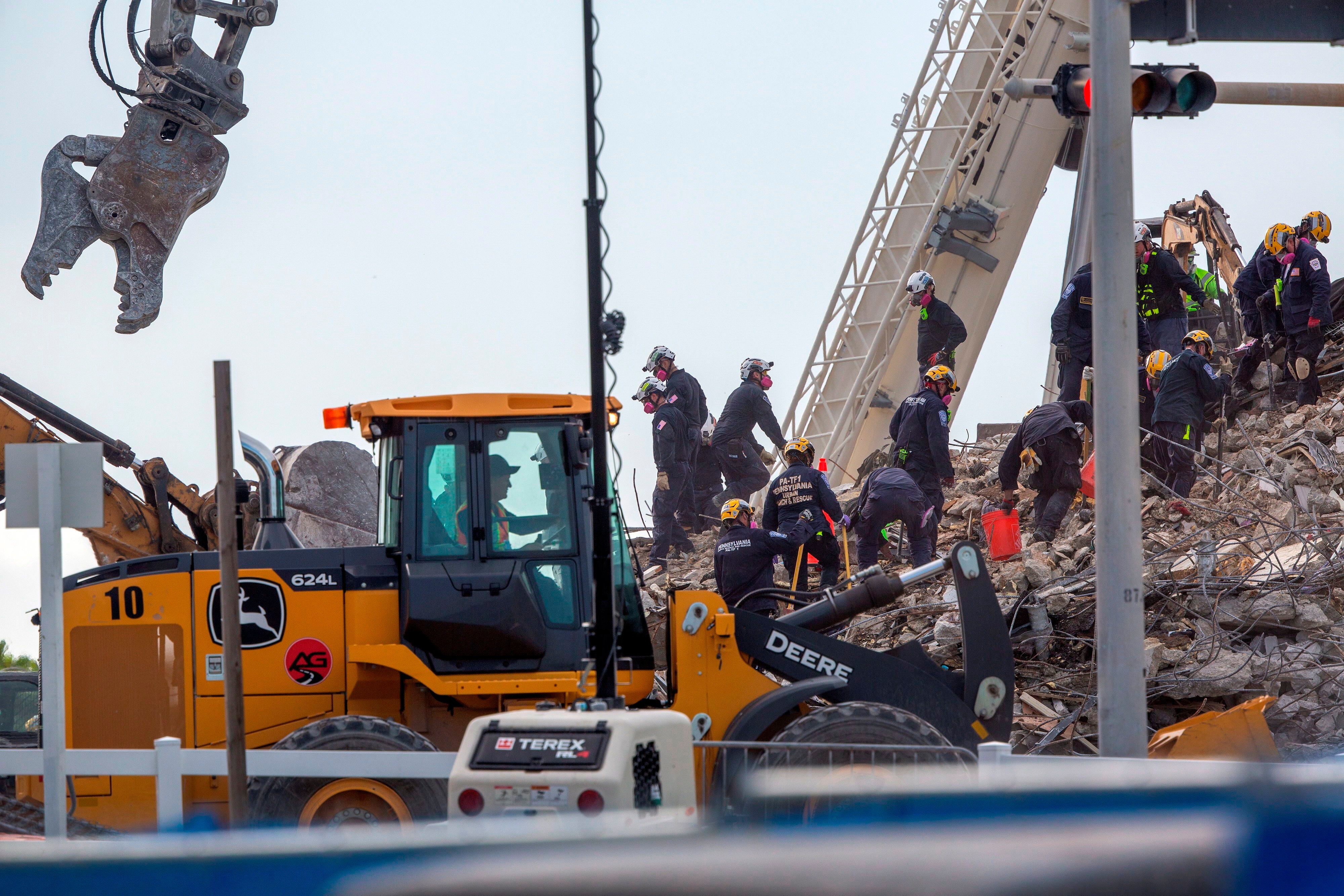 Miembros de los equipos de rescate fueron registrados este lunes al trabajar sobre los escombros del edificio Champlain Towers South, en Surfside (Florida,EE.UU.). EFE/Cristóbal Herrera
