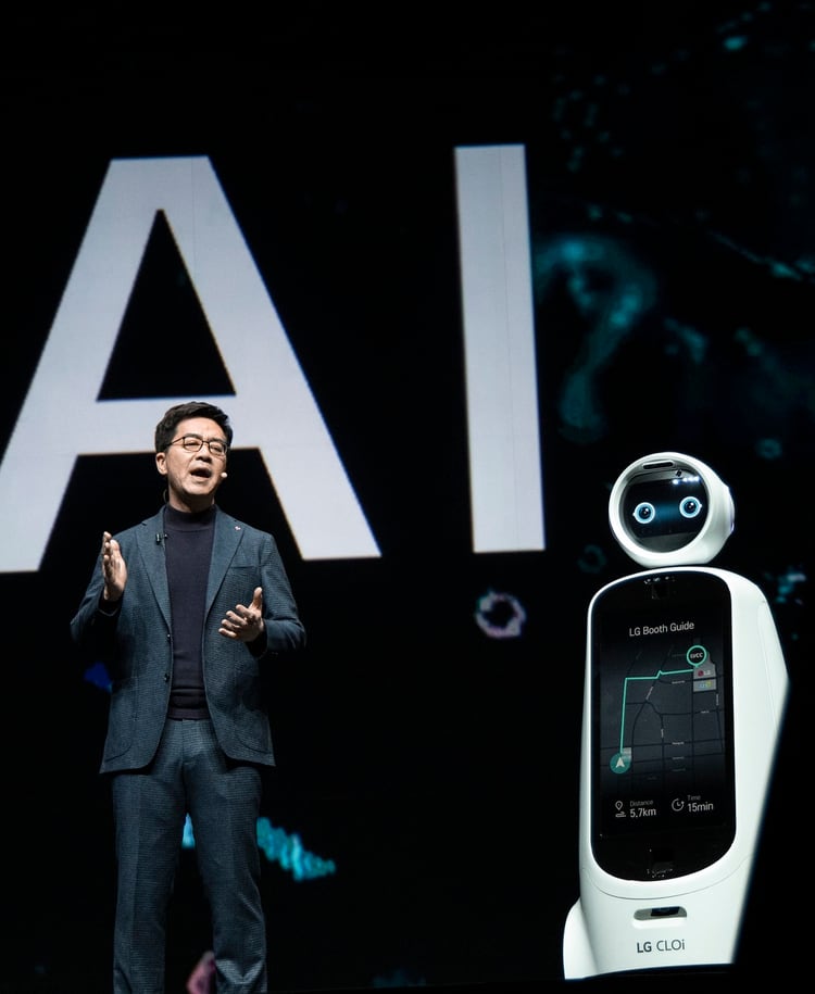 Los robots en la conferencia de LG (AP)