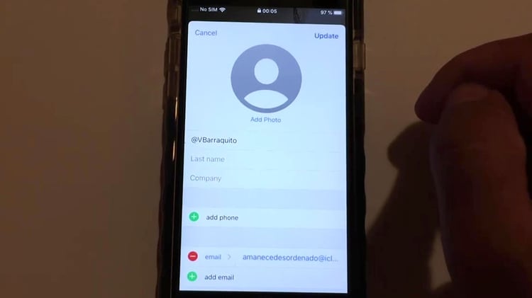 José Rodríguez, titular del canal de YouTube videosdebarraquito, explicó la falla de iOS que permite omitir la pantalla de bloqueo al recibir una llamada por Face Time para así tener acceso a toda la información de los contactos. (Captura de Pantalla)