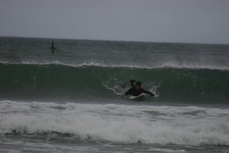 Ezequiel en la isla BorbÃ³n, en Malvinas, es el Ãºnico argentino que surfeÃ³ allÃ­