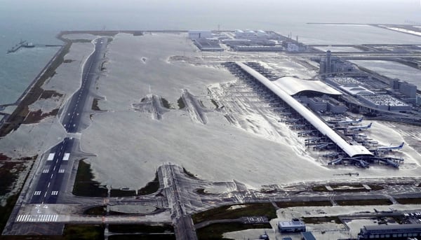 El aeropuerto de Kansai  en Osaka sufrió los estragos del tifón. (Kentaro Ikushima/Mainichi Newspaper via AP)