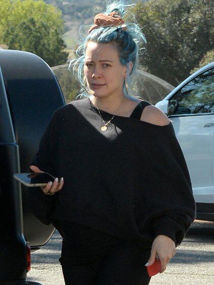 Hilary Duff, con nuevo look. La actriz se tiñó el cabello de azul y lo mostró durante una salida familiar al parque con su marido y sus hijos, Luca and Banks, en Los Ángeles. La artista de 33 años está embarazada, esperando su tercer hijo con el músico Matthew Koma