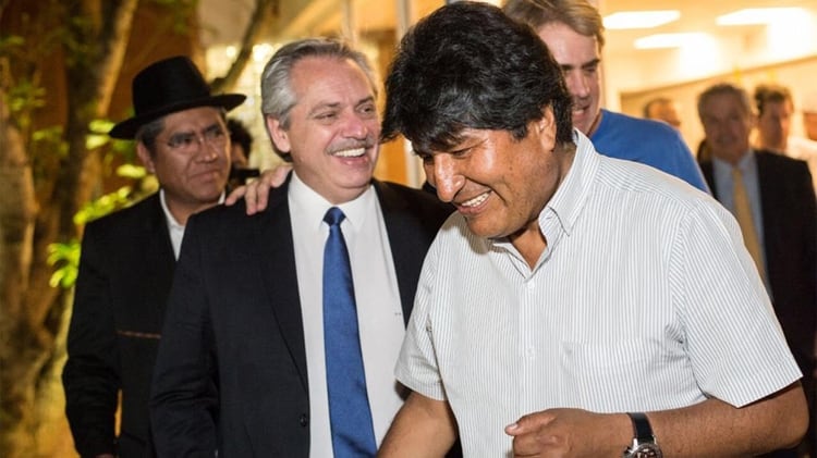 El presidente argentino Alberto Fernández recibió a Evo Morales en Buenos Aires. Detrás de ellos, el ex canciller boliviano, Diego Pary Rodríguez