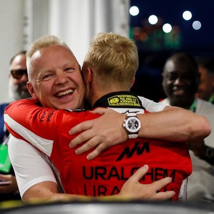 El abrazo entre los Mazepin, padre e hijo. Dmitry es clave en la campaña de Nikita