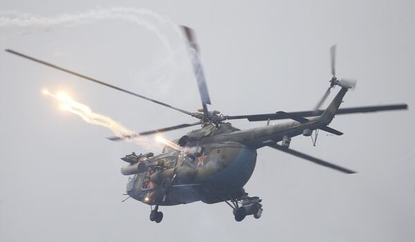 Un helicóptero Mi-8 bielorruso durante los Zapad-2017 (Reuters)