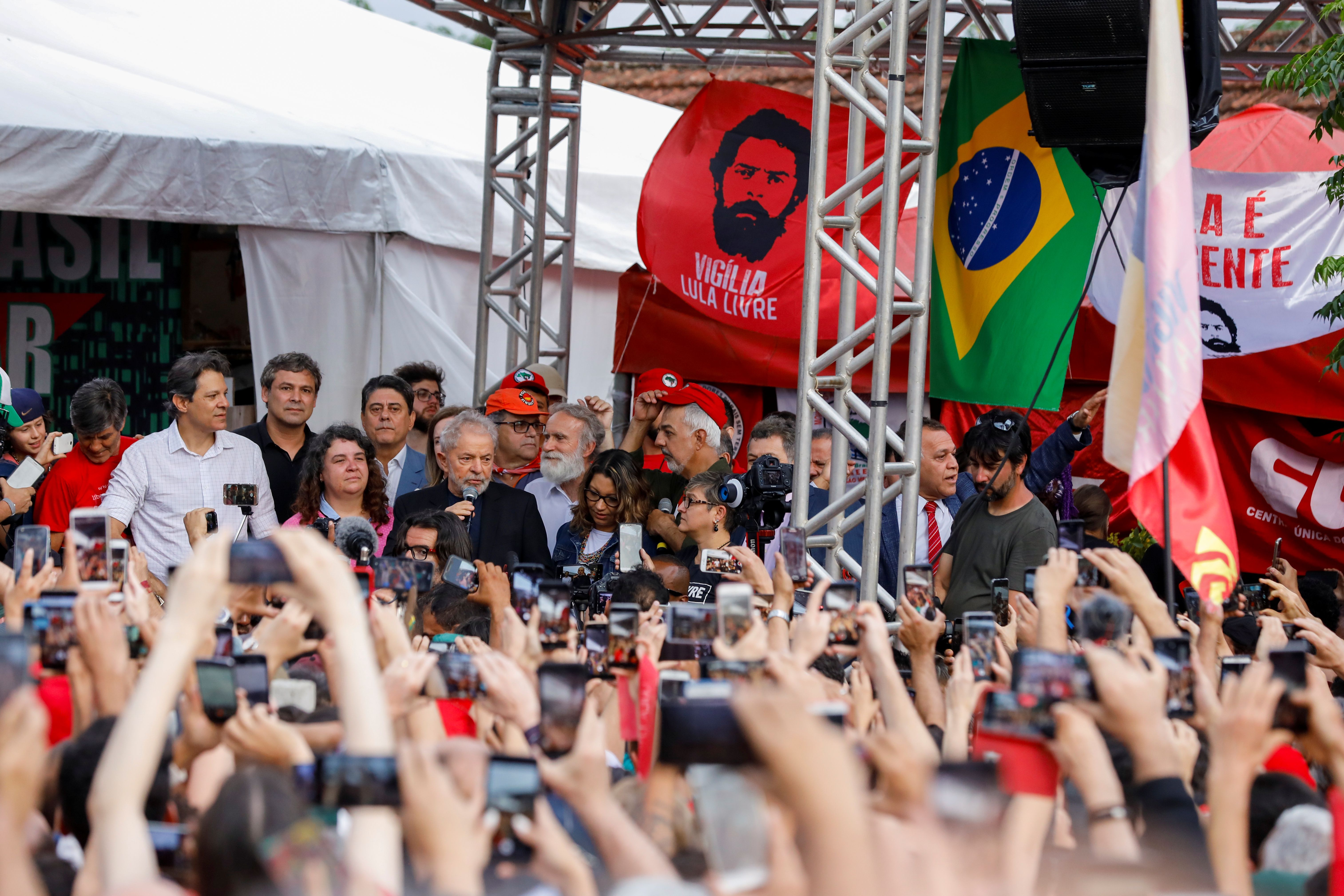 Luiz Inacio Lula da Silva hablando ante sus seguidores tras su liberación (REUTERS/Rodolfo Buhrer)