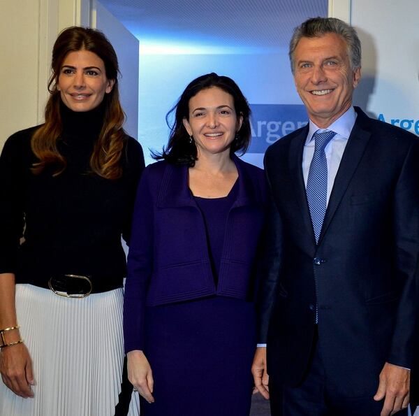 Juliana Awada, Sheryl Sandberg -de Facebook- y Mauricio Macri en el encuentro durante su gira por Europa.