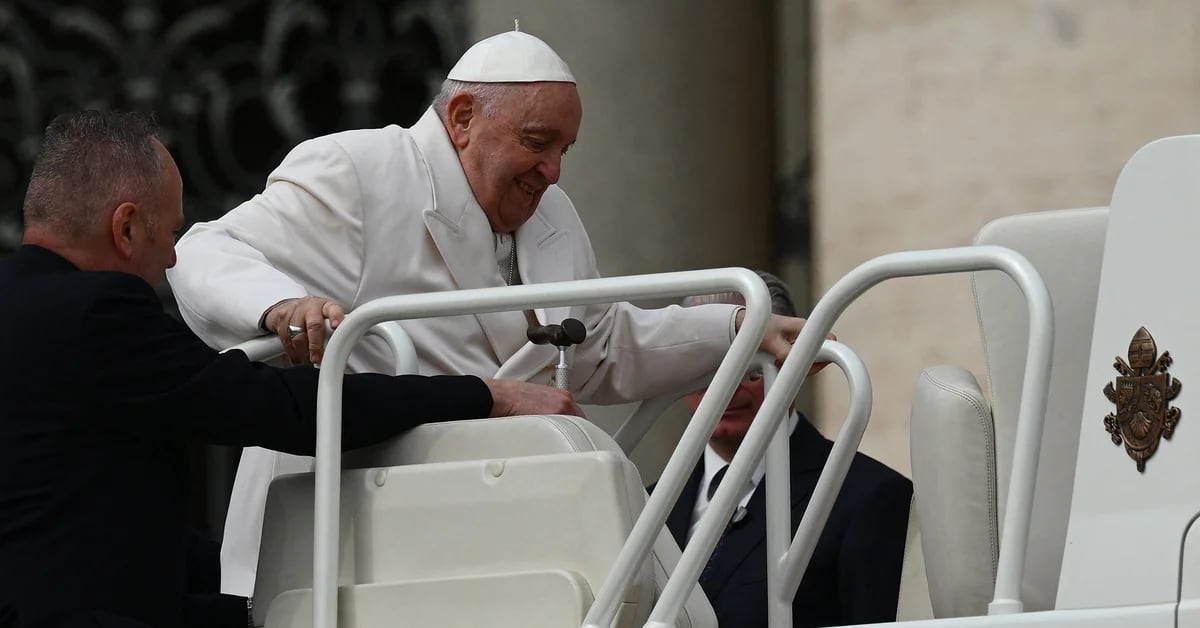 Gesundheit von Papst Franziskus: Nach seiner ersten Nacht im Krankenhaus sagen die Ärzte, sein Zustand sei nicht kritisch.