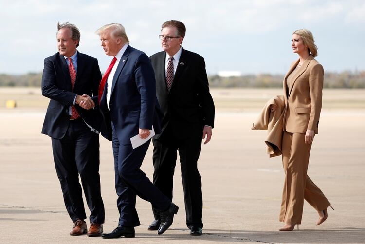 El presidente de los Estados Unidos, Donald Trump e Ivanka Trump, son recibidos por el teniente gobernador de Texas Dan Patrick y el fiscal general Ken Paxton cuando desembarcan del Air Force One en Austin, Texas, el 20 de noviembre de 2019 (Reuters)