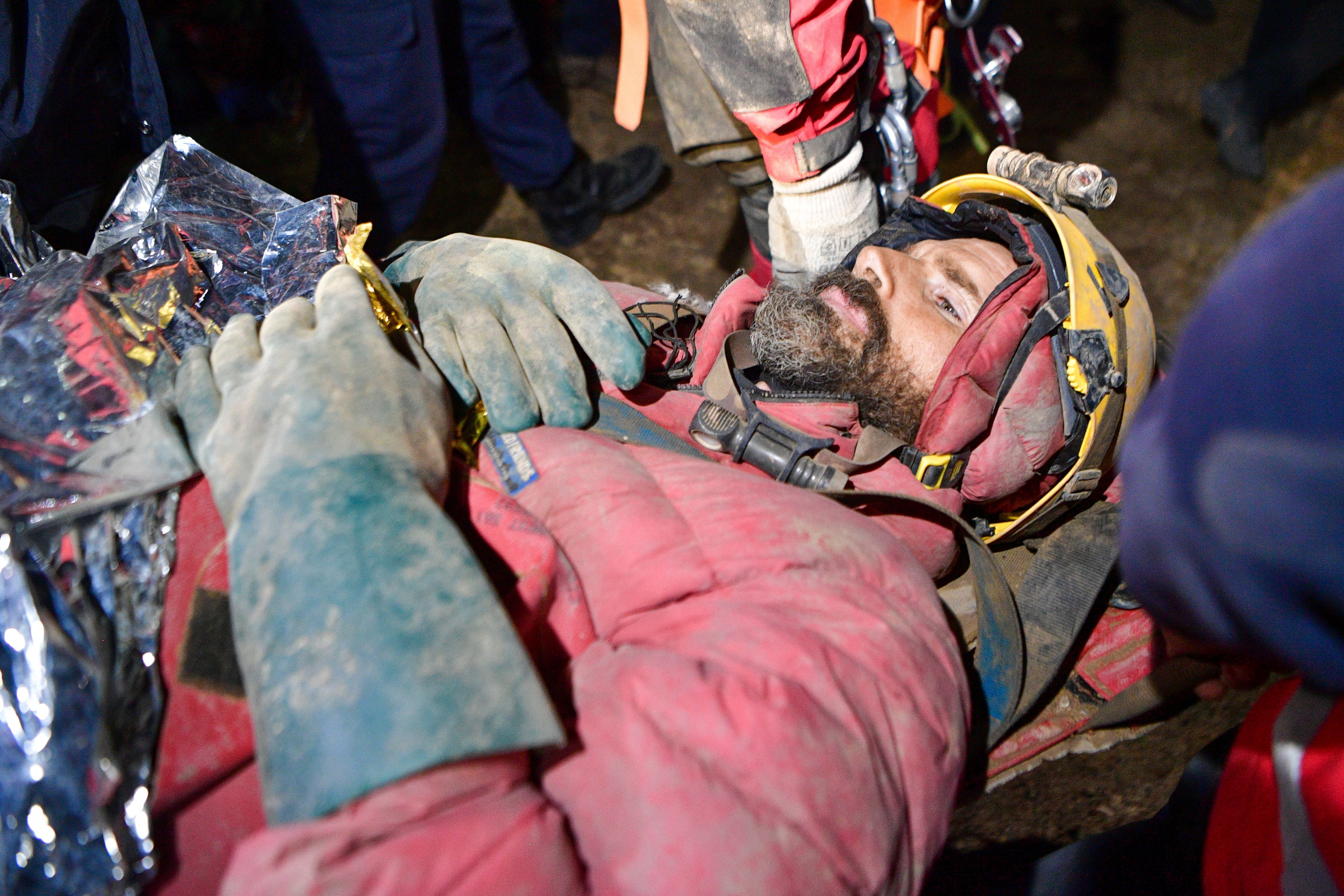 Los equipos de rescate lo transportaron con la ayuda de una camilla (Mert Gokhan Koc/Dia Images via AP)