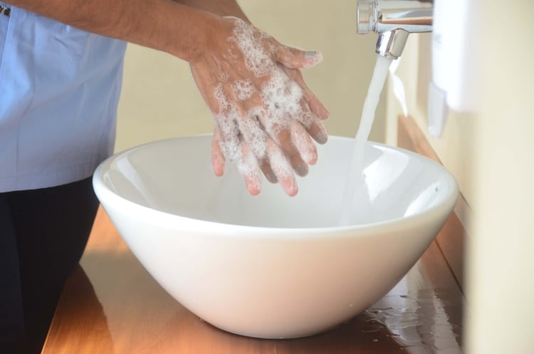 La OMS recomienda lavarse las manos a fondo y con frecuencia usando un desinfectante a base de alcohol o con agua y jabón (Foto: Matias Arbotto)
