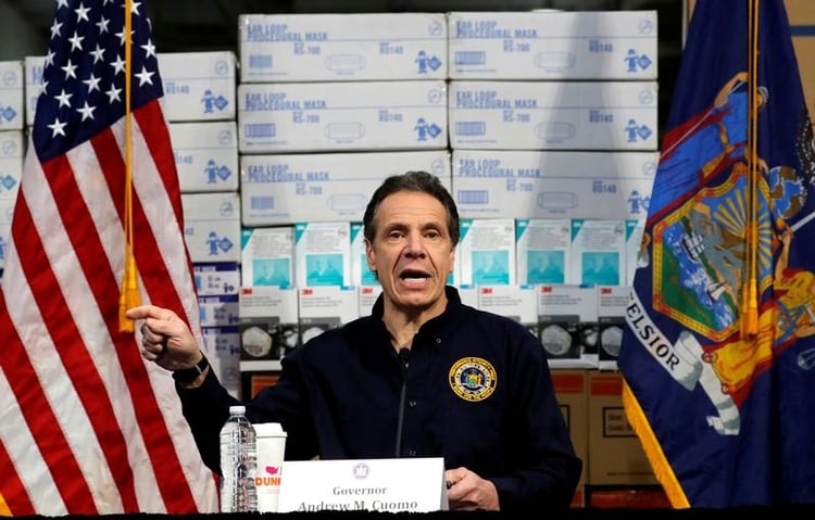 El gobernador de Nueva York, Andrew Cuomo, habla frente a montones de suministros de protección médica durante una conferencia de prensa en el Centro de Convenciones Jacob K. Javits, que se convertirá parcialmente en un hospital temporal durante el brote de la enfermedad por coronavirus (COVID-19) en la ciudad de Nueva York (Reuters)
