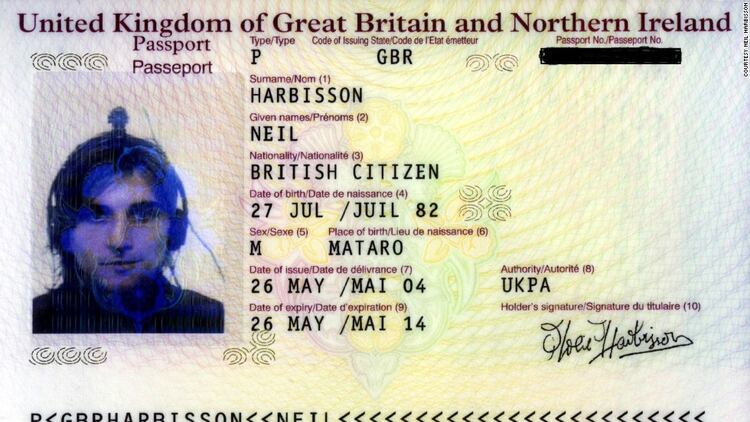 Imagen del pasaporte que Neil Harbisson renovó en 2004 , donde se lo ve con la antena