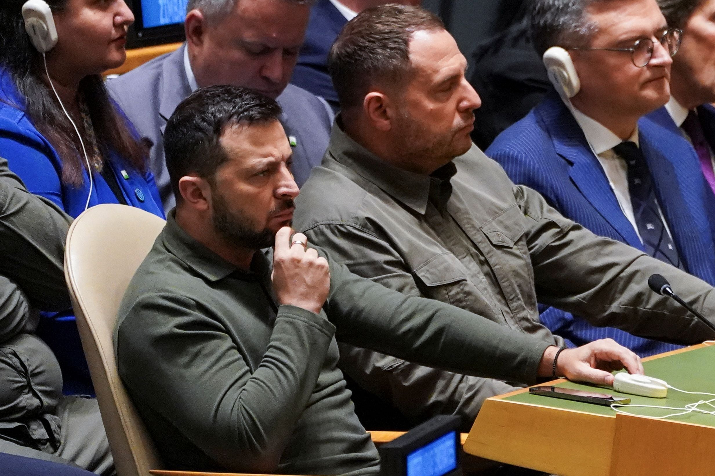 El Presidente de Ucrania, Volodimir Zelensky, escucha con la delegación ucraniana durante el 78º período de sesiones de la Asamblea General de las Naciones Unidas en la ciudad de Nueva York, EE.UU., el 19 de septiembre de 2023. REUTERS/Kevin Lamarque