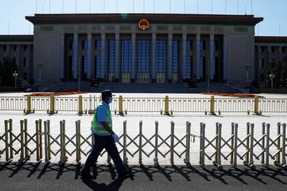 Un guardia de seguridad pasa por el Gran Salón del Pueblo, sede del próximo Congreso Nacional del Pueblo (APN) en Beijing, China, el 19 de mayo de 2020. REUTERS / Thomas Peter