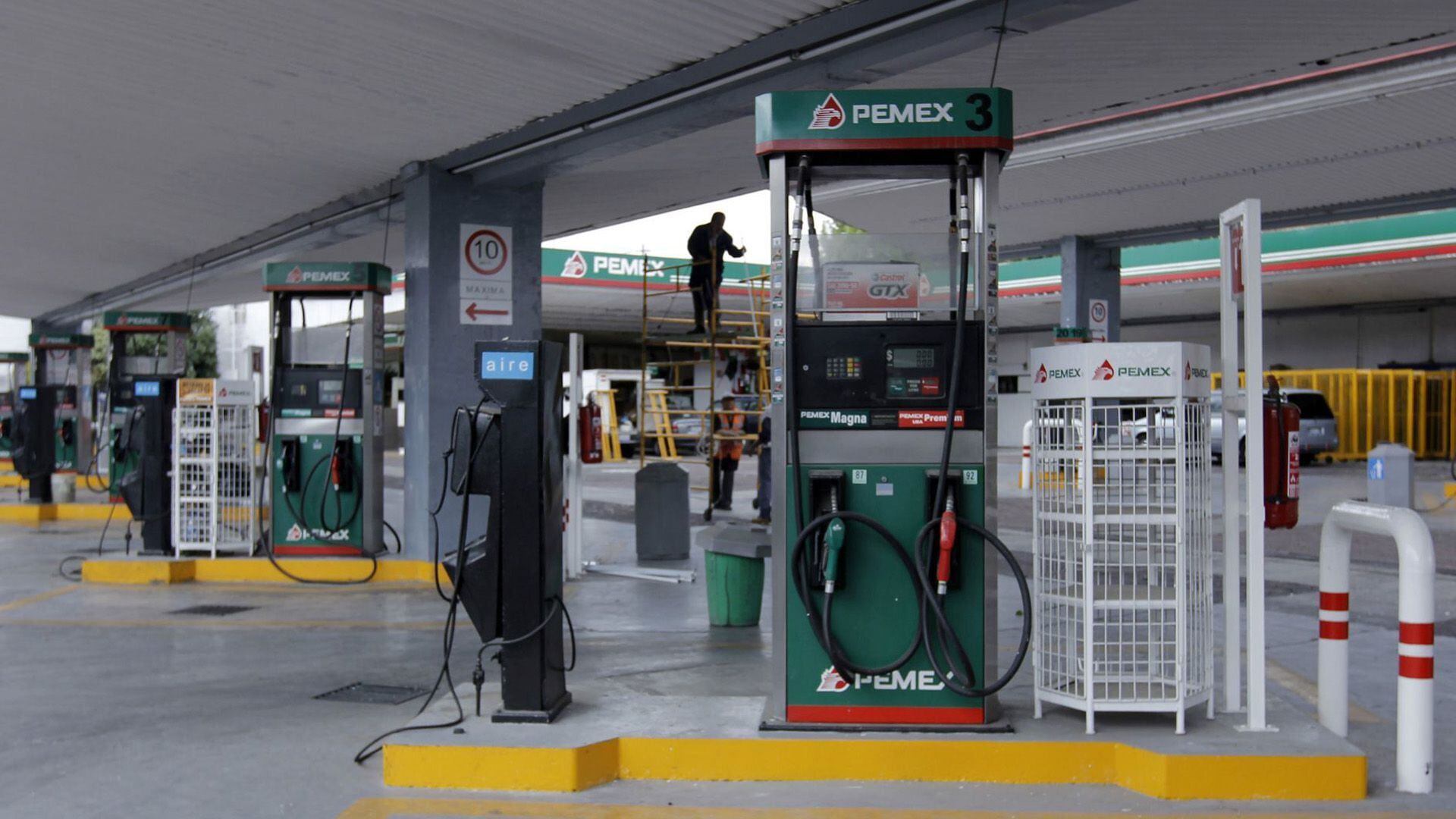 Los precios de la gasolina se actualizan constantemente, lo mejor es saber su valor y conocer en dónde puedes comprarla más barato (Cuartoscuro)