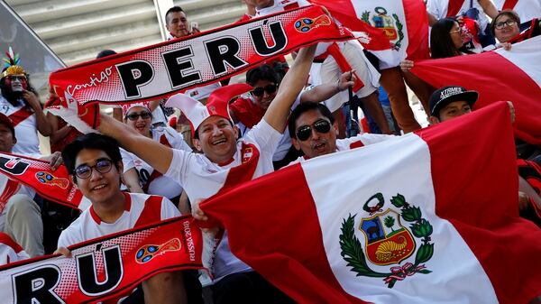 Miles de peruanos alientan al equipo desde las gradas (Reuters)