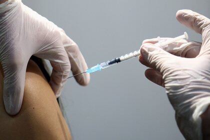 FOTO DE ARCHIVO: Un trabajador de la salud recibe una dosis de la vacuna Pfizer-BioNTech COVID-19 en el Centro de Congresos Messe Wien, en Viena, Austria, el 7 de febrero de 2021. REUTERS / Lisi Niesner 
