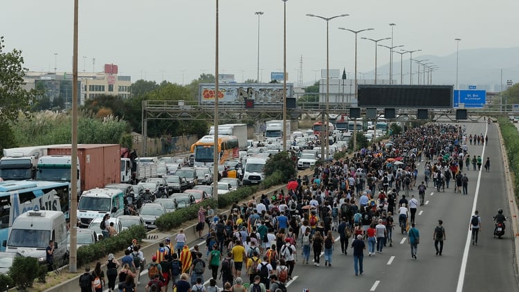 Los manifestantes cortaron la autopista que une el aeropuerto con la ciudad de Barcelona