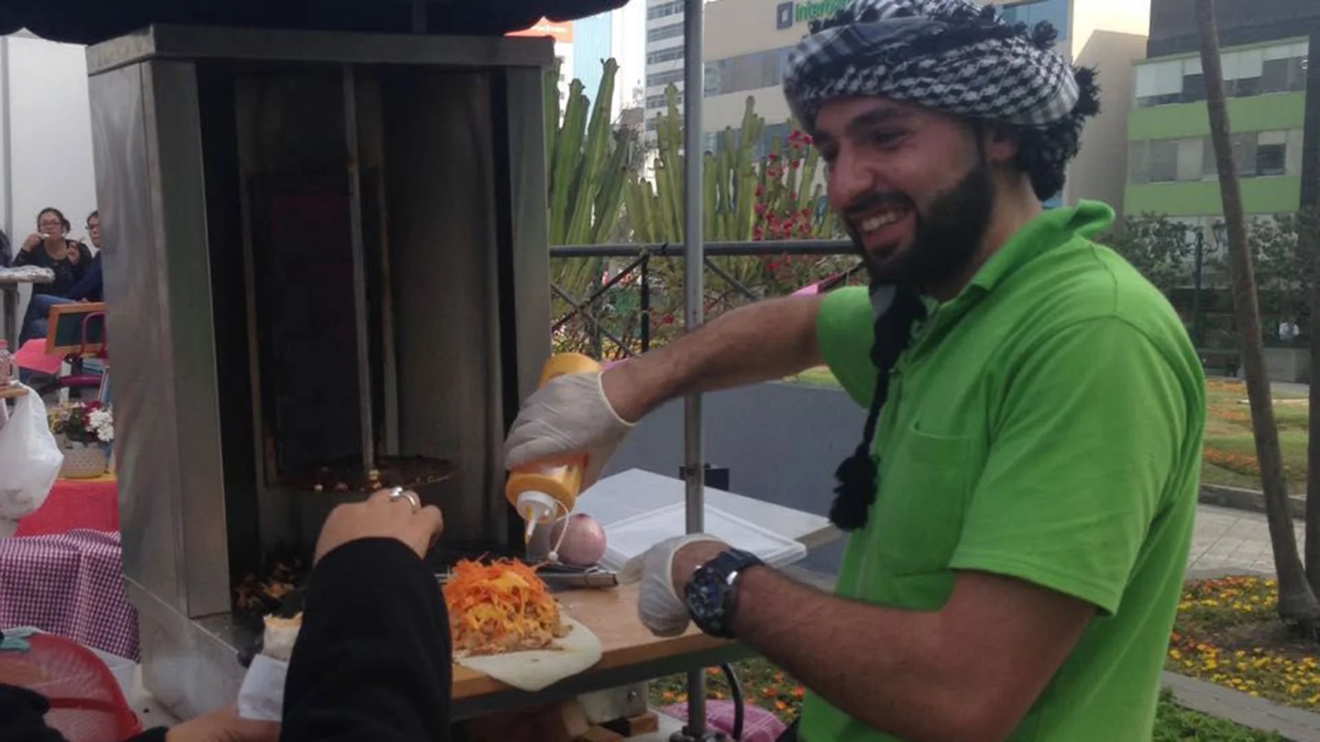 Con su empresa “Arabesco” de servicio de comida, Fadi intenta mantener a su familia recién llegada de Siria.