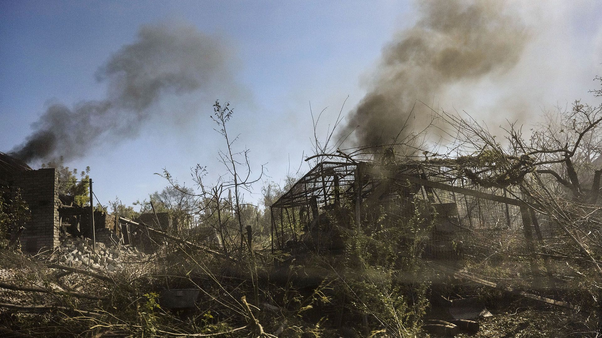 Incendio tras un ataque selectivo contra un sistema de armamento ucraniano en Seversk, Ucrania (Lynsey Addario/The New York Times)