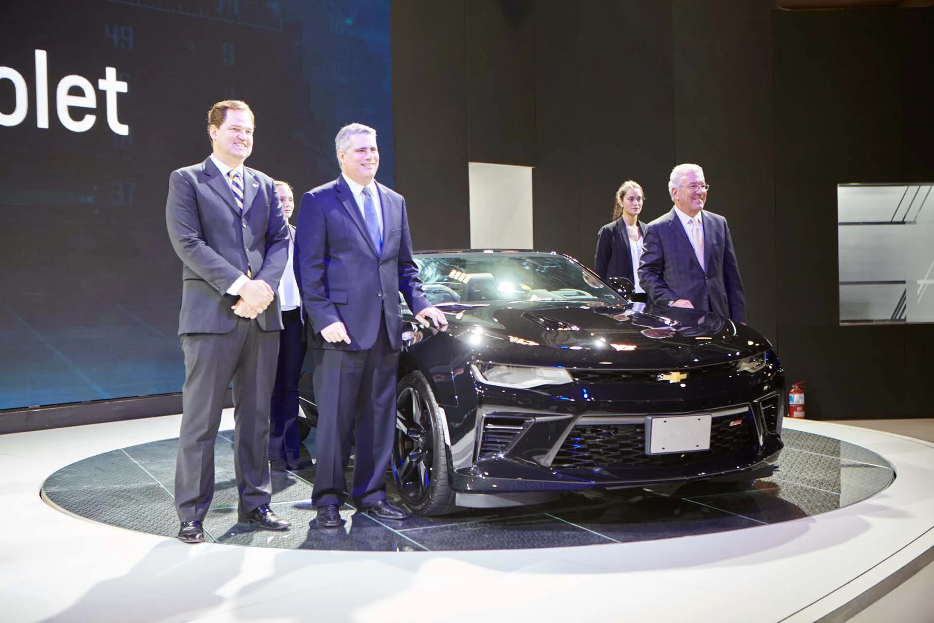 Los directivos de Chevrolet Mercosur junto al nuevo Camaro SS Coupé (GM)