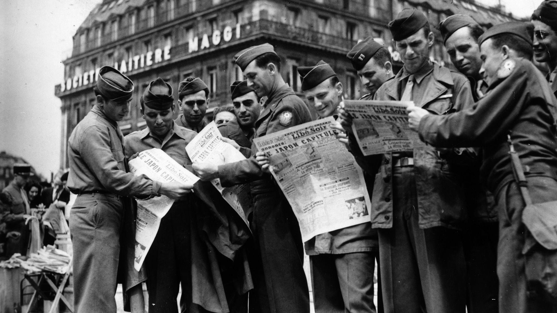 En París, tropas norteamericanas leen las noticias de la rendición de Japón en el diario 'Libe-Soir'  (Photo by Keystone/Getty Images)