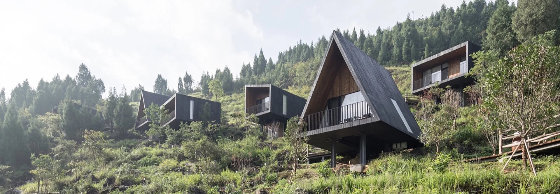 El Woodhouse Hotel de China fue diseñado por ZJJZ y está formado por 10 cabañas de madera que se reparten en el campo (Laurian Ghinitoiu vía ZJJZ)