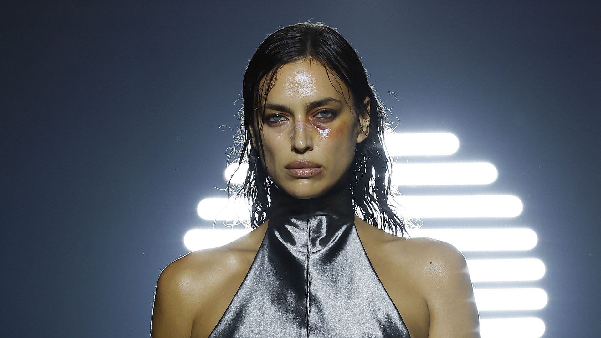 Irina maquilló su ojo de forma que pareció que la habían golpeado.
(The Grosby Group)