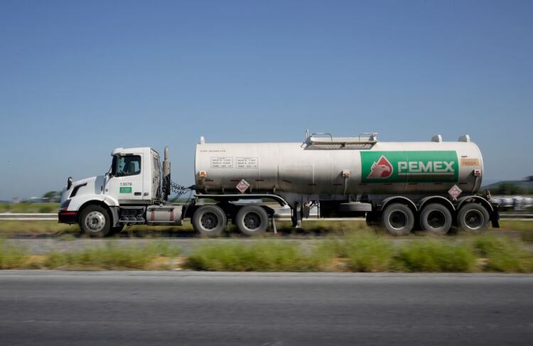 Imagen de archivo. Un camión cisterna de la petrolera estatal mexicana Pemex, cerca de la refinería Cadereyta en el norte de México. 5 de octubre de 2019. REUTERS / Daniel Becerril