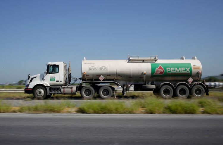 Imagen de archivo. Un cami&oacute;n cisterna de la petrolera estatal mexicana Pemex, cerca de la refiner&iacute;a Cadereyta en el norte de M&eacute;xico. 5 de octubre de 2019. REUTERS / Daniel Becerril