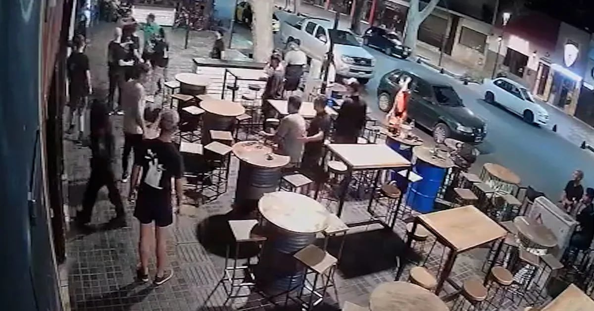 Two men brutally assaulted a girl after she was kicked out of a bar in Mendoza