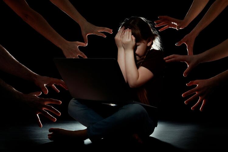 El grooming abarca situaciones en las que un adulto contacta a un menor de edad, a travÃ©s de Internet, mediante la manipulaciÃ³n o el engaÃ±o, y ocultando su edad (Shutterstock)