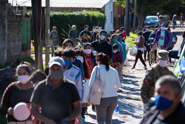 Un grupo de personas de La Matanza haciendo fila para recibir comida 