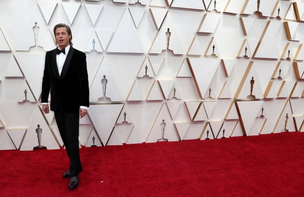 Brad Pitt llegó a la alfombra roja de los Oscars luciendo un impecable black tie. Optó por lucir un saco de chiffón y pantalón negro con zapatos de cuero 
