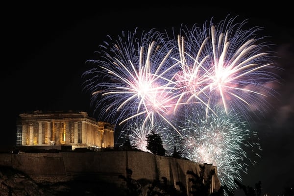 Fuegos artificiales explotan sobre el antiguo templo del Partenón en la cima de la colina de la Acrópolis durante las celebraciones del día de Año Nuevo en Atenas, Grecia (REUTERS/Costas Baltas)